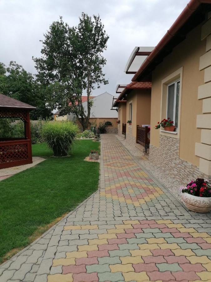 Kaktuszvirag Apartmanhaz ไฮจ์ดุสโซบอสโล ภายนอก รูปภาพ
