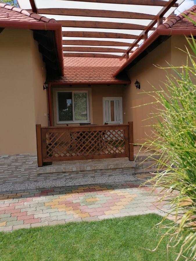 Kaktuszvirag Apartmanhaz ไฮจ์ดุสโซบอสโล ภายนอก รูปภาพ