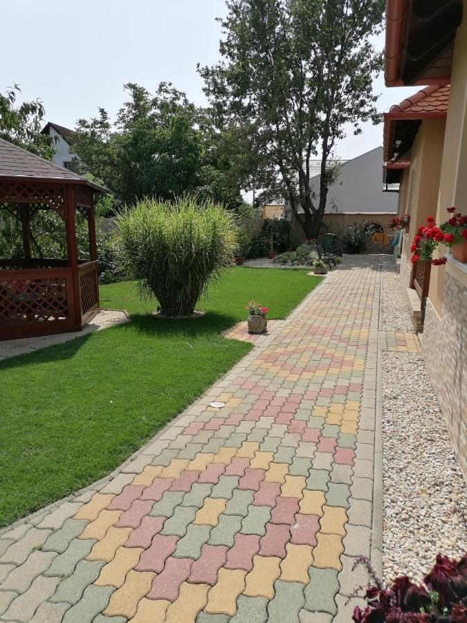 Kaktuszvirag Apartmanhaz ไฮจ์ดุสโซบอสโล ภายนอก รูปภาพ