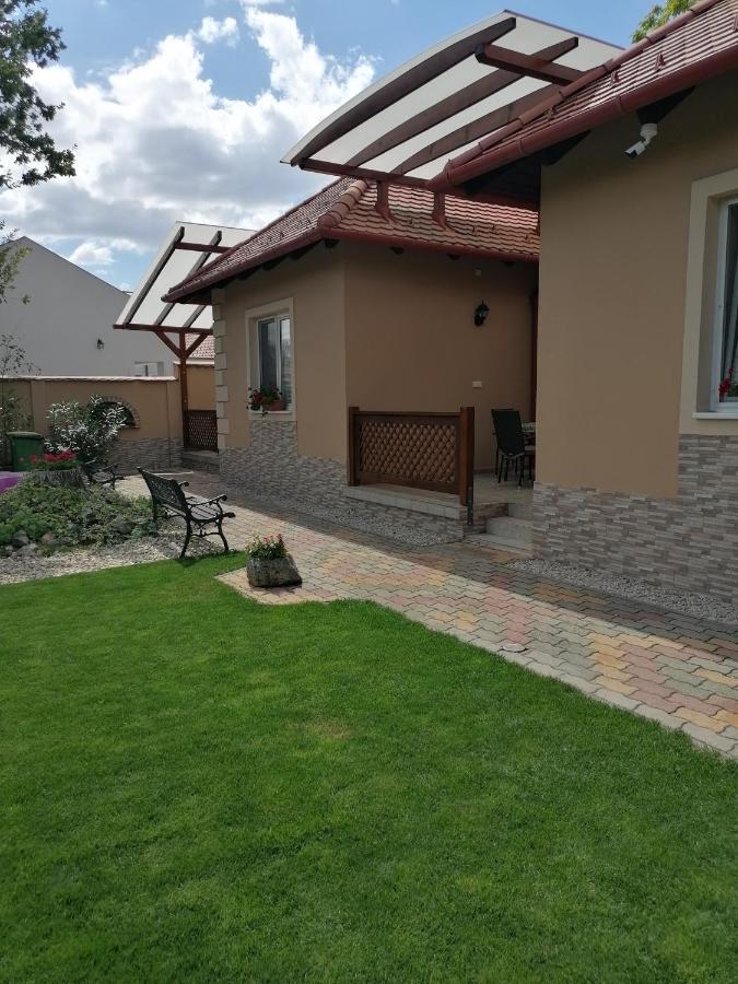 Kaktuszvirag Apartmanhaz ไฮจ์ดุสโซบอสโล ภายนอก รูปภาพ