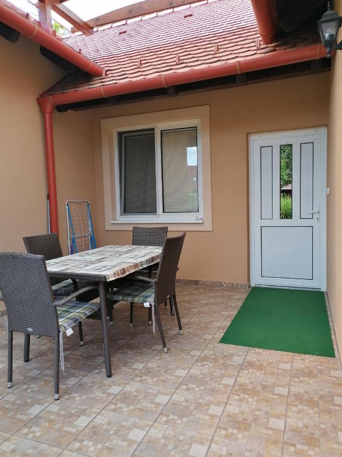 Kaktuszvirag Apartmanhaz ไฮจ์ดุสโซบอสโล ภายนอก รูปภาพ