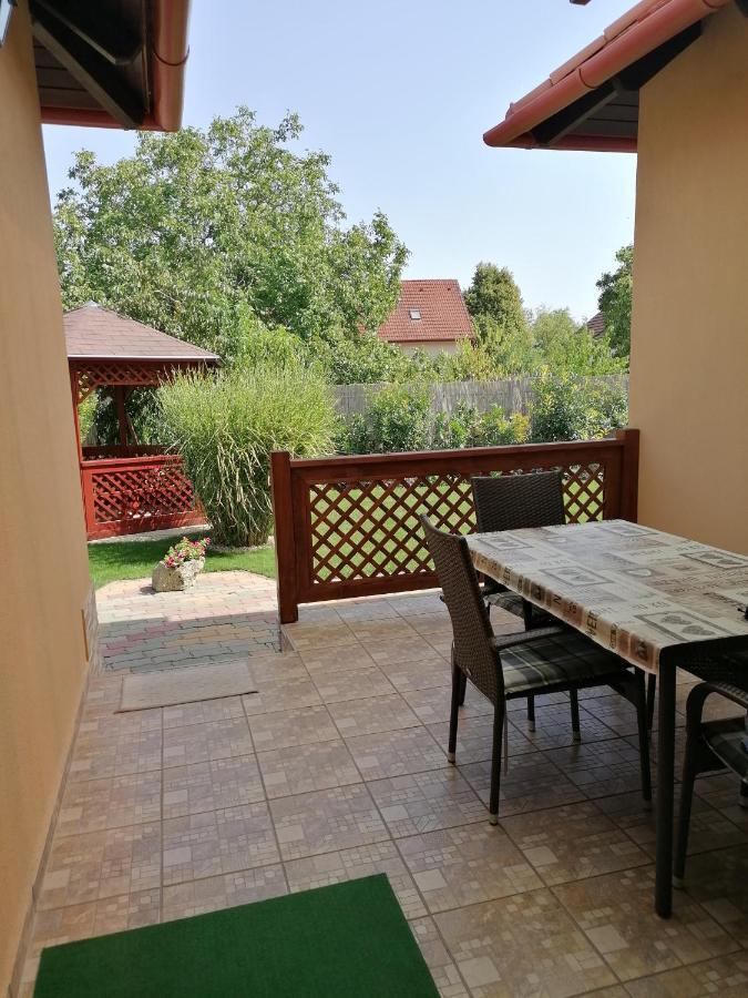Kaktuszvirag Apartmanhaz ไฮจ์ดุสโซบอสโล ภายนอก รูปภาพ